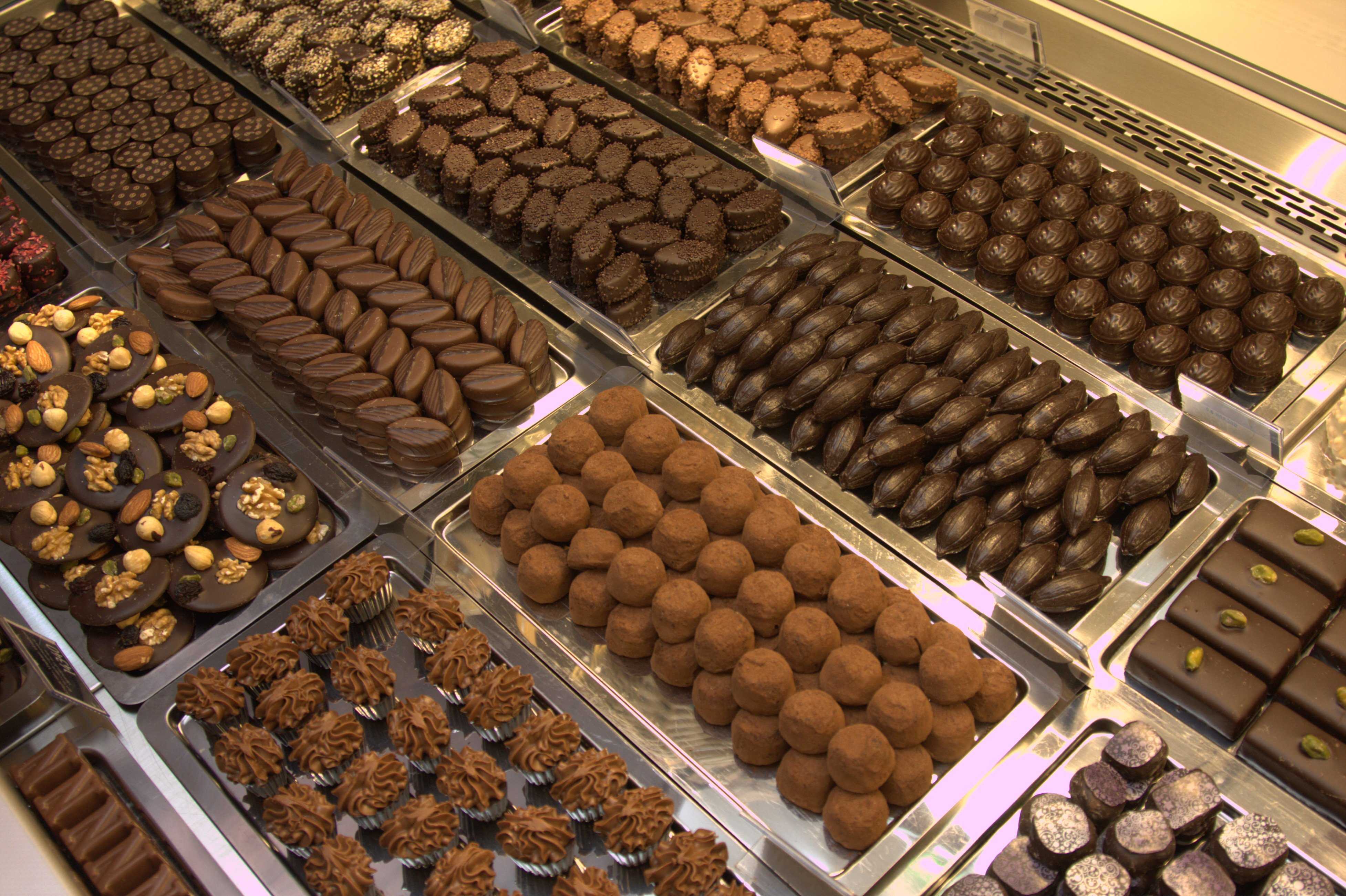 Купить фабрику шоколадных конфет. Шоколадные конфеты. Бельгийский шоколад. Кондитерские изделия конфеты. Шоколадные кондитерские изделия.