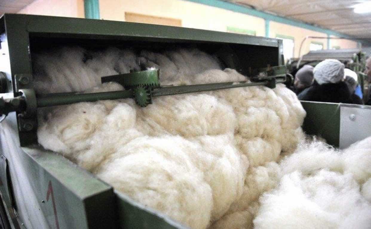 Мытье шерсти. Переработка шерсти овец. Завод по переработке шерсти овец. Обработка шерсти.