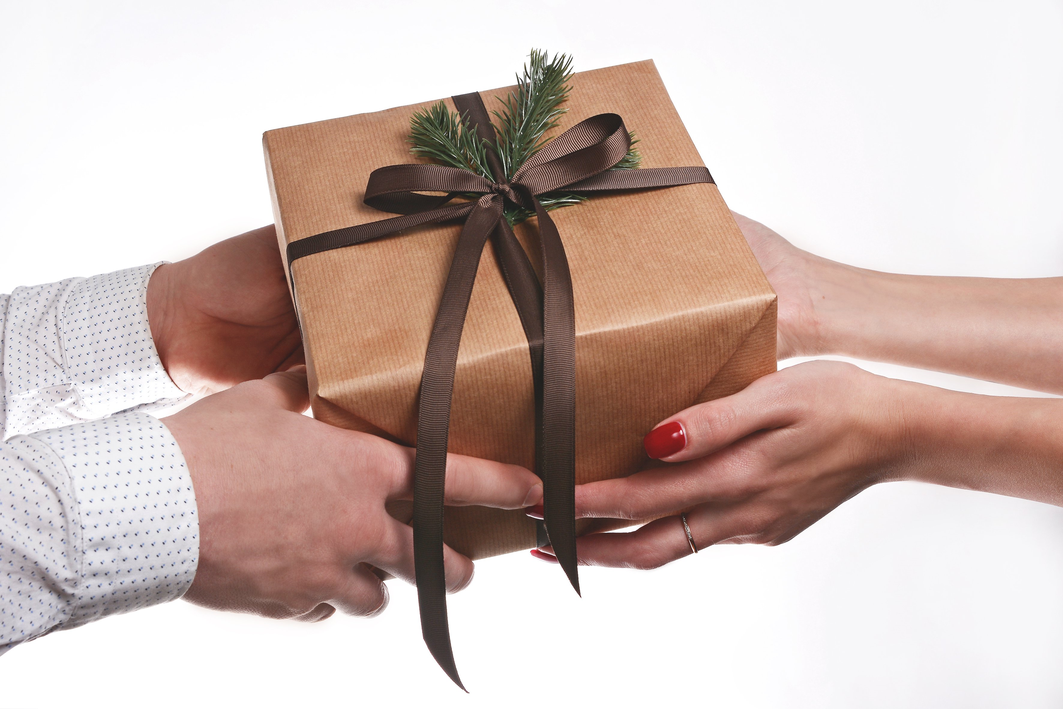 Подарки деловым партнерам. Подарок. Дарение подарков. Подарок в руках. Деловые подарки.