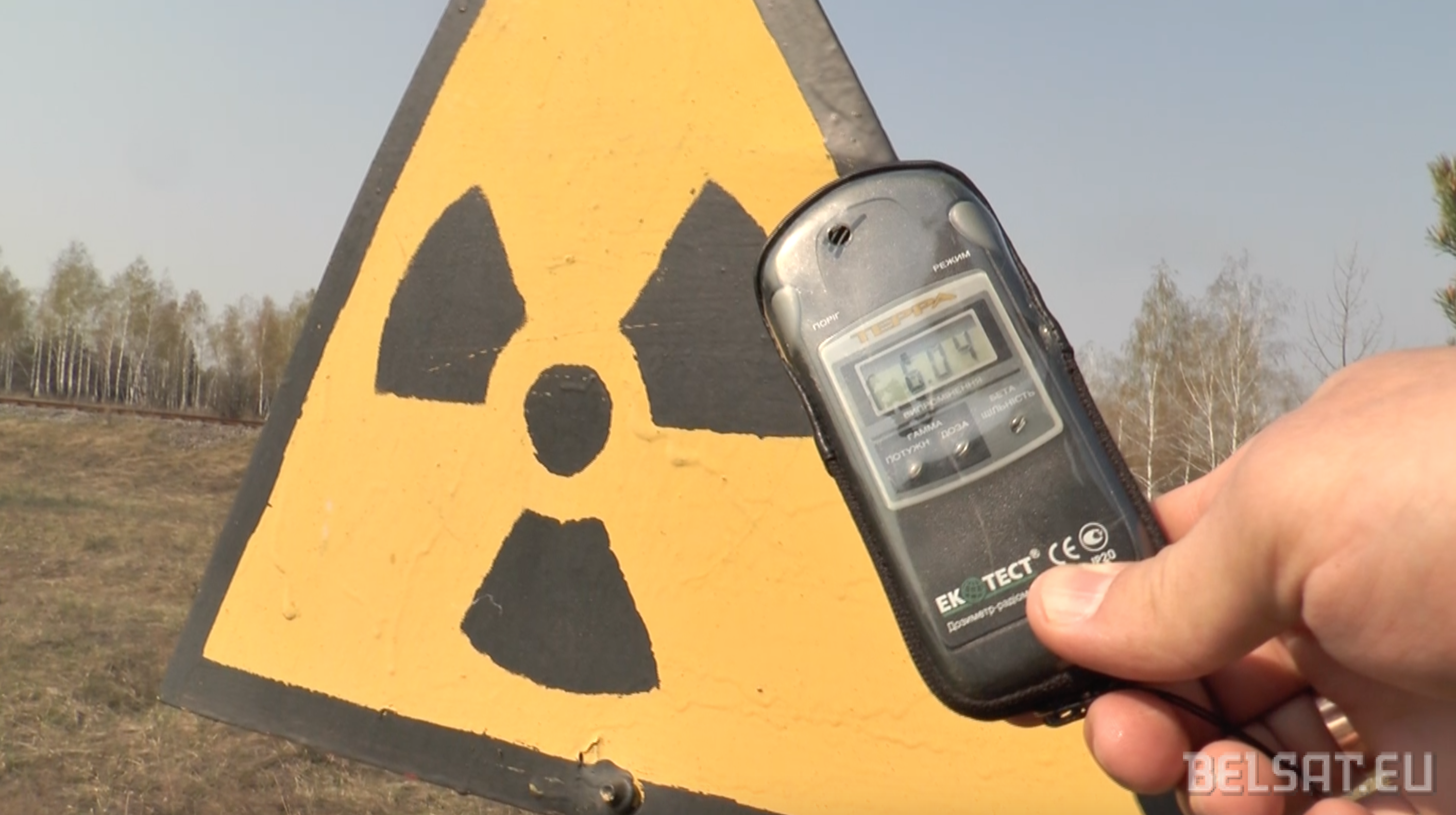 Сколько исчезает радиация. АЭС Чернобыль радиация. Радиационный фон Чернобыль. Дозиметр радиации Чернобыль.